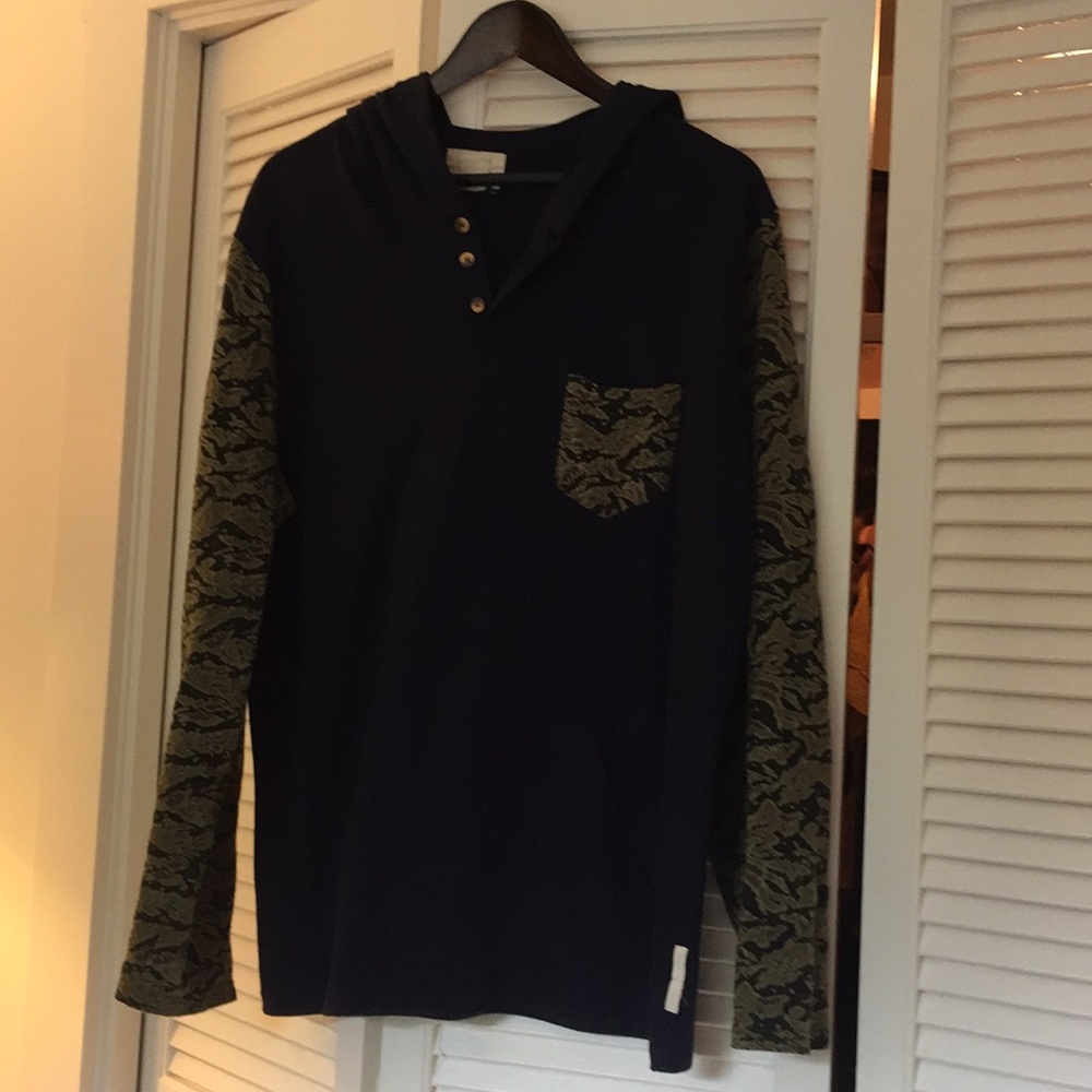 Long-sleeved hoodie
